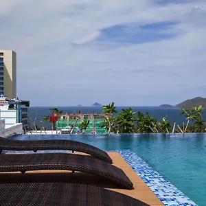 Holiday Hotel Отель Нячанг